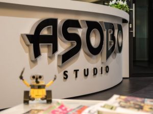Photo d'une petite figurine de Wall-E sur une table dans le studio d'Asobo