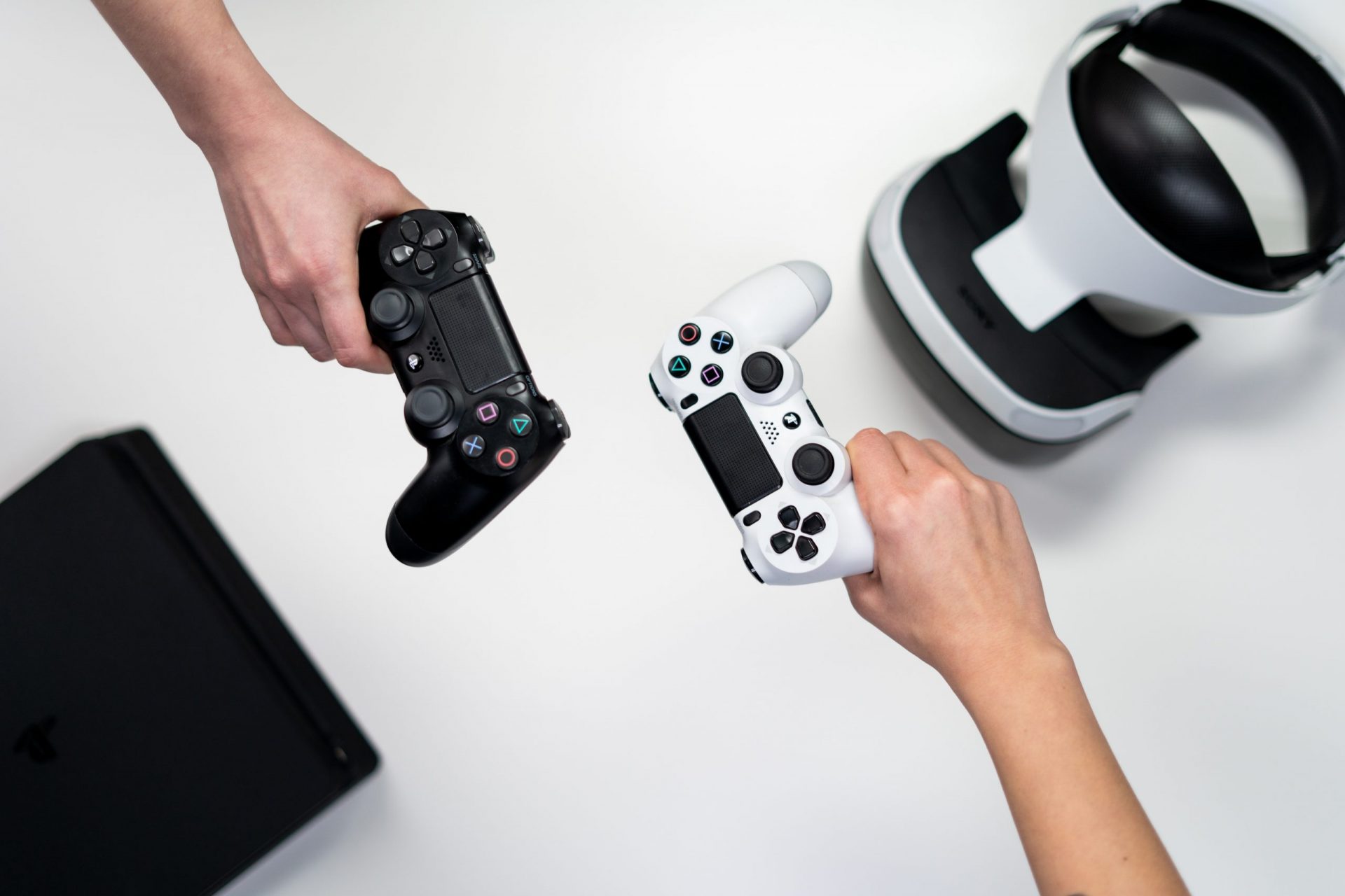Photos d'une console et de manettes Playstation tenues en main, et d'un casque VR